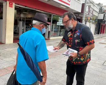 Candidato ao Senado faz panfletagem em Maceió pelo fim da escala 6x1