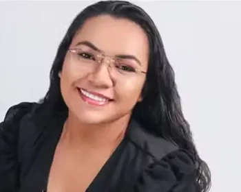 Cantora de igreja católica morre após bater moto em carreta
