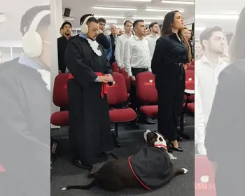 Cão de assistência acompanha advogado autista em colação de grau