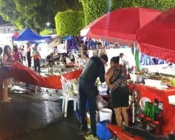 Carro atinge barracas de comida e deixa feridos durante evento em Joaquim Gomes