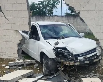 Carro derruba muro de condomínio durante a madrugada