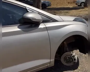 Carro fica no tijolo após ter três pneus furtados por criminosos