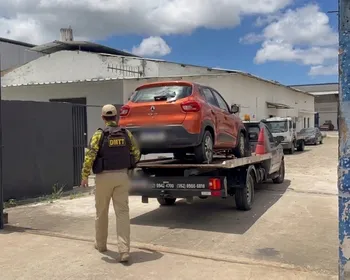 Carro furtado é encontrado abandonado após denúncia de moradores na Ponta Verde