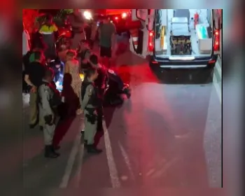 Casal fica ferido após moto colidir com caminhão de bebidas na AL-101 Norte