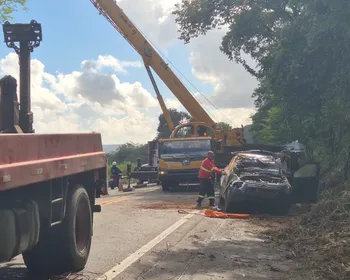 Cegonha com 11 carros tomba na BR-316 entre Satuba e Pilar