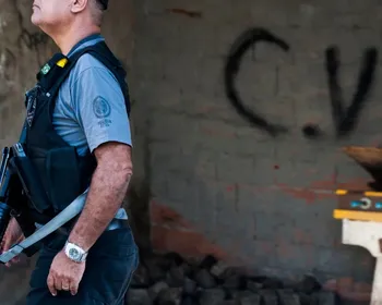 Chefe do CV mandou, em videochamada, decepar dedos de jovem: "Bota pânico"