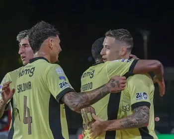 Com atuação impecável, Vasco goleia o Coritiba e sai da zona do rebaixamento