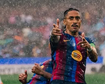 Com brilho de Raphinha e desencanto de Jesus, Barcelona estreia com goleada na Champions