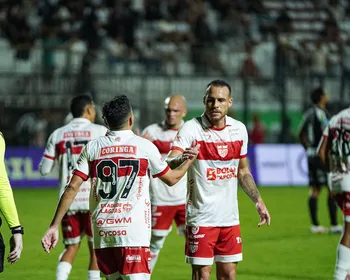 Com um gol em cada tempo, CRB vence Athletic e entra no G-6 da Série B: 2 a 0