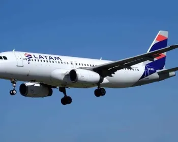 Companhia aérea deve indenizar casal após falha na prestação de serviço