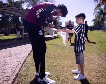 Corinthians: fã de Neymar que foi hostilizado conhece jogadores no CT