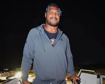 Cowboys e Ravens chegam ao Rio para jogo da NFL no Maracanã; veja programação dos times