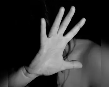 Criança de 10 anos é esfaqueada após tentar proteger a mãe de companheiro