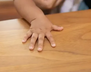 Criança de 5 anos é encontrada sozinha em casa e mãe é presa no Jacintinho