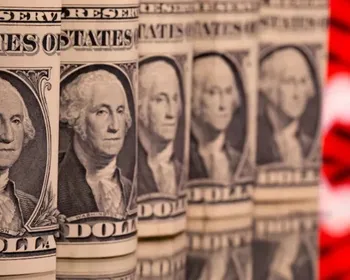 Dólar cai e Bolsa sobe com petróleo em queda e nova projeção para os juros