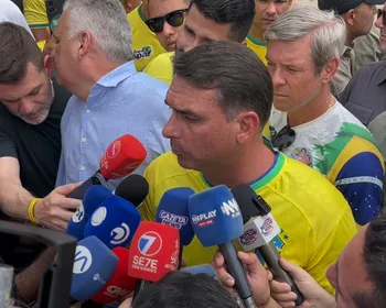 Em Arapiraca, Flávio Bolsonaro promete 'Brasil sem filas' na saúde e mais investimentos no Nordeste