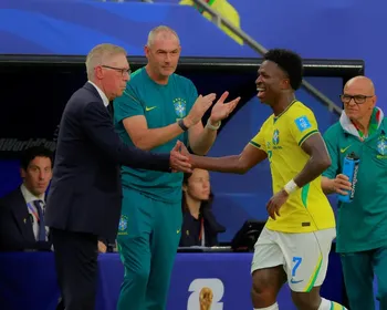 Em baixa, Vinícius Jr. é elogiado por Carlo Ancelotti: "Qualidade inegável"