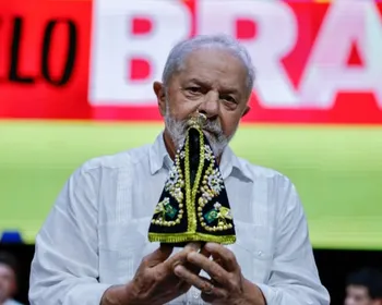 Em meio à polêmica, Janja posta foto de Lula com imagem de Nossa Senhora