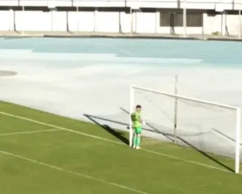 Em protesto contra a arbitragem, goleiro se recusa a defender pênalti