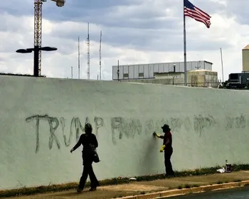 Embaixada dos EUA em Brasília volta a ser pichada em protesto contra Trump