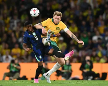 Endrick se desentende com jogador da Austrália durante amistoso