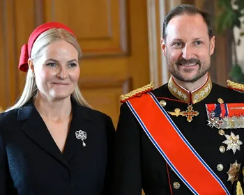 Esposa de Haakon VIII, rei da Noruega, já esteve envolvida no caso Epstein