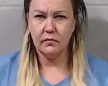Ex-âncora de TV se declara culpada pelo assassinato da mãe de 80 anos a facadas