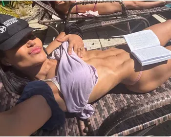 Ex-BBB Flay exibe tanquinho e provoca: 'Reclama aqui com meu abs'; fotos