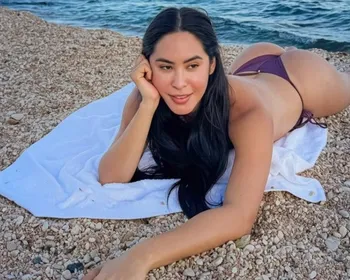 Ex-BBB Isabelle Nogueira faz topless em praia na Itália