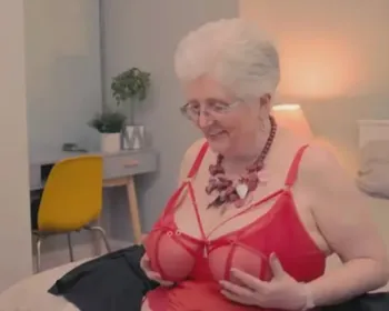 Ex-celibatária, mulher de 73 anos rebate críticas por dormir com jovens