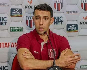 Ex-meia de Vasco e Atlético passa mal e é levado a hospital