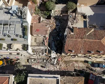 Explosão em prédio deixa seis mortos em área turística de Atenas