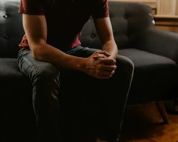Ficar mais de 30 minutos sentado pode elevar risco de câncer, diz estudo