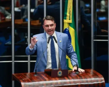 Flávio Bolsonaro defende impeachment de Moraes e cobra Alcolumbre