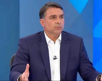 Flávio Bolsonaro leva “cola” na mão em sabatina; saiba o que estava escrito