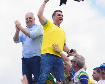 Flávio Bolsonaro recebe camisa do ASA durante comício em Arapiraca
