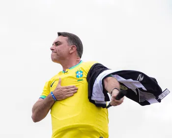 Flávio Bolsonaro recebe camisa do ASA durante comício em Arapiraca