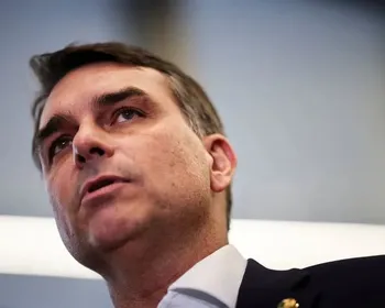 Flávio vê "ato de desespero" em Bolsa Família e diz que medida é ilegal