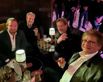 Foto tirada em Londres mostra Gonet com Vorcaro fumando charuto