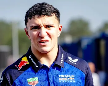 Hadjar segue fora por lesão; Lawson assume vaga ao lado de Verstappen