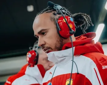 Hamilton se irrita com Leclerc, e Ferrari cogita impor regras à dupla