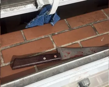 Homem ataca mulher e filho de 14 anos a facadas dentro de casa
