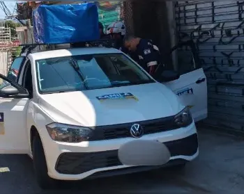 Homem é morto a tiros dentro de carro de som de deputada
