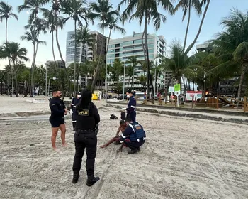 Homem é resgatado de afogamento após entrar no mar para fugir de grupo