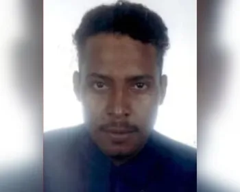 Homem mata esposa, atira nos filhos e foge em trator