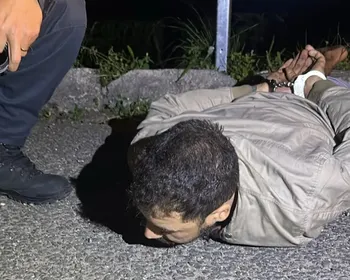 Homem suspeito de matar companheira estava sujo de sangue e em posse de uma faca quando foi preso