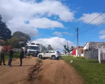 Idosa morre atropelada por caminhão de lixo