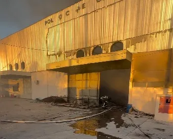Incêndio de grandes proporções atinge galpão em polo de confecções em Delmiro Gouveia