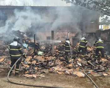 Incêndio destrói depósito de recicláveis e causa prejuízo de R$ 10 mil em Maceió