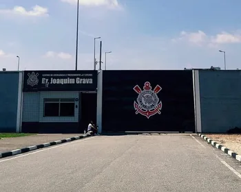 Integrantes de organizadas do Corinthians vão ao CT Joaquim Grava e se reúnem com elenco